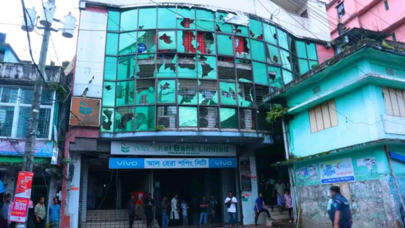 শপিং সিটিতে হামলা-ভাংচুর
