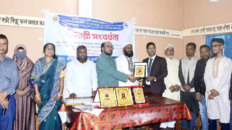 সহকারী শিক্ষিকা সংবর্ধিত